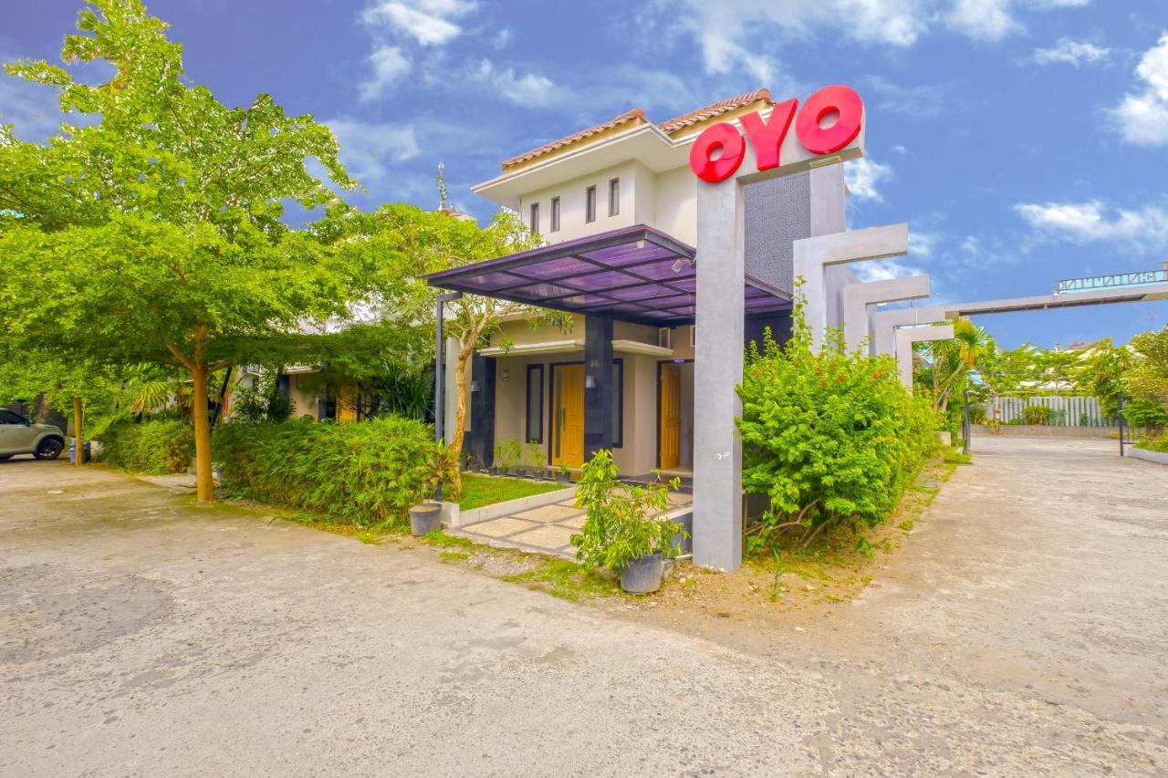 Oyo 2284 Grand Villa Meninting Montongbuwoh Dış mekan fotoğraf