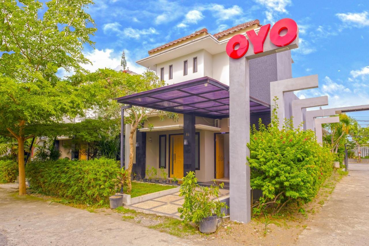 Oyo 2284 Grand Villa Meninting Montongbuwoh Dış mekan fotoğraf