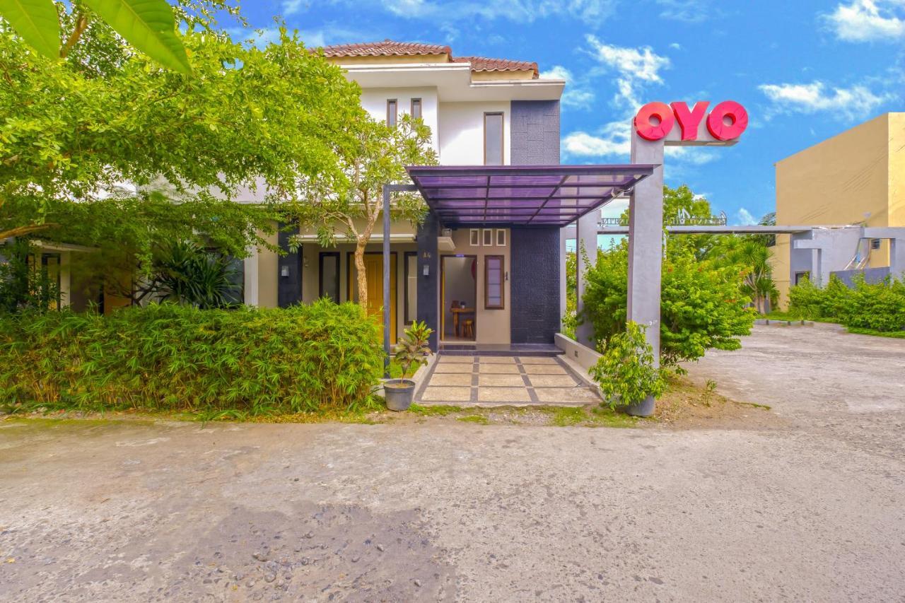 Oyo 2284 Grand Villa Meninting Montongbuwoh Dış mekan fotoğraf