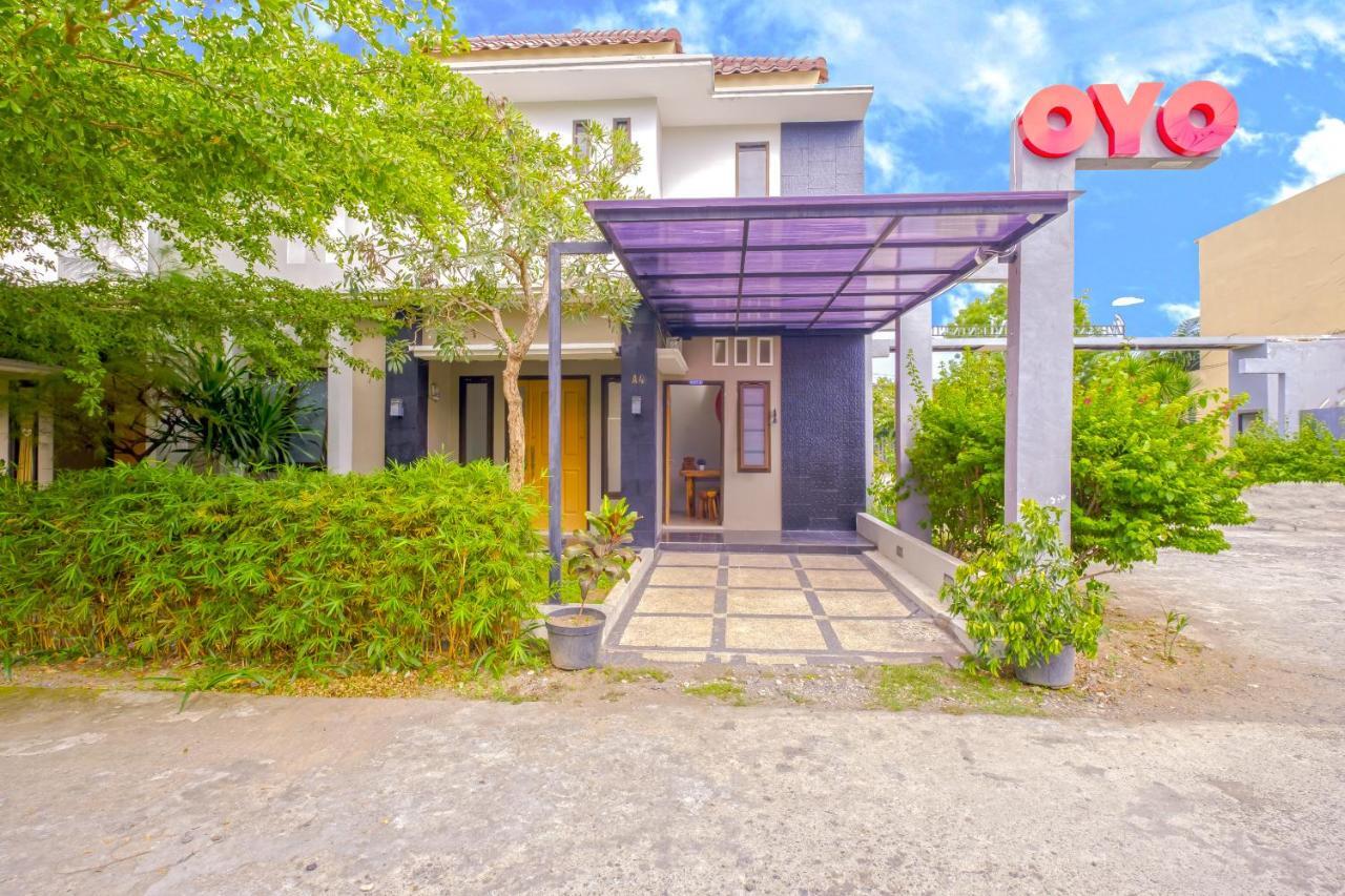 Oyo 2284 Grand Villa Meninting Montongbuwoh Dış mekan fotoğraf